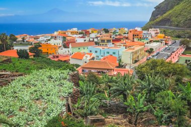 İspanya 'nın Kanarya Adaları' ndaki La Gomera adasındaki Vallehermoso kasabasında renkli evler