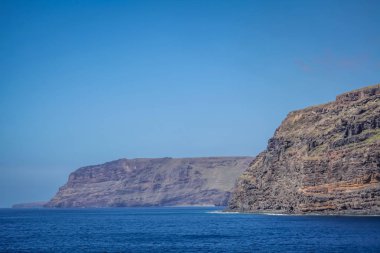 Coast of La Gomera Island, Kanarya Adaları, İspanya kıyısında kayalık uçurumlarda