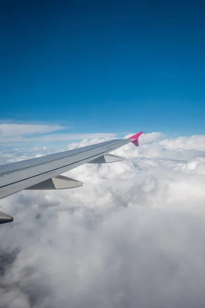 Ala di aereo che vola sopra le nuvole — Foto Stock