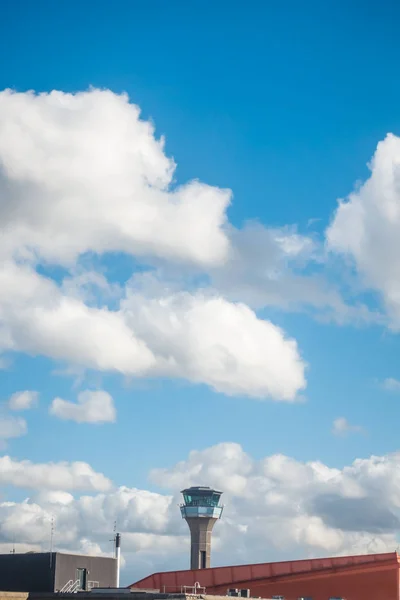 Repülőtéri irányítótorony Luton repülőtéren — Stock Fotó