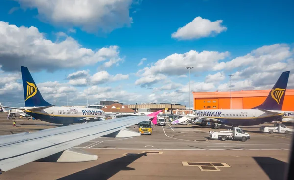 Ryanair літаки на території аеропорту — стокове фото