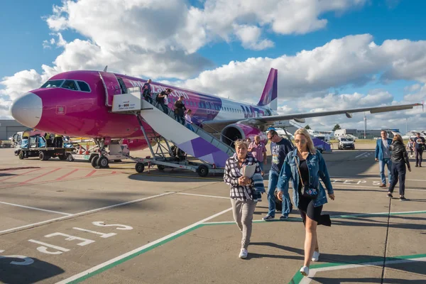 Пасажири, які вилітають Wizzair літак — стокове фото