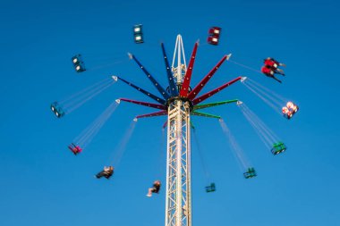 Bir lunapark yüksek heyecan verici atlıkarınca binmek