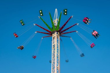 Bir lunapark yüksek heyecan verici atlıkarınca binmek