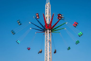 Bir lunapark yüksek heyecan verici atlıkarınca binmek