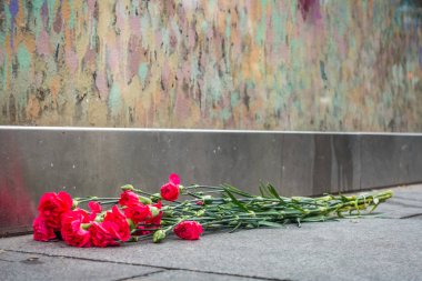 David Bowie memorial grafiti altında çiçek