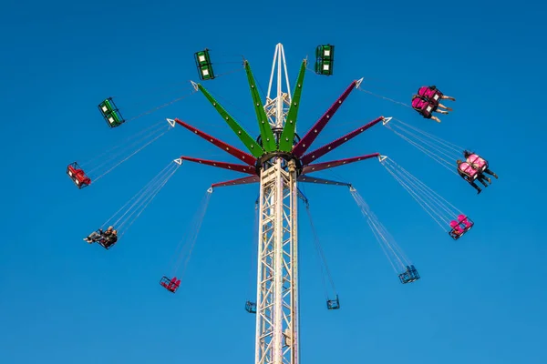 Hög spännande karusell på en nöjesfält — Stockfoto