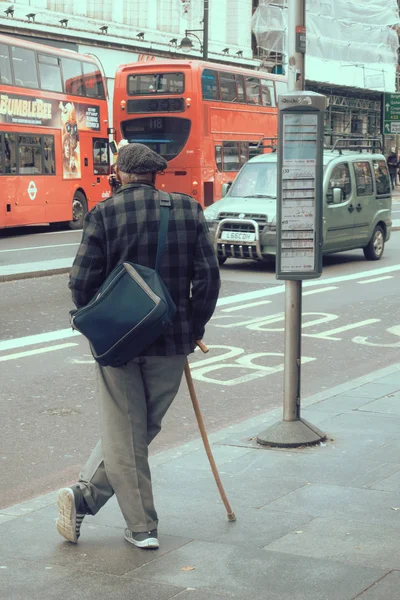 London pensionär väntar buss — Stockfoto