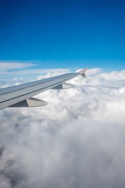 Bir uçağın kanadının penceresi görünümü