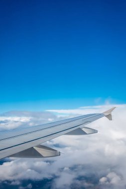 Bir uçağın kanadının penceresi görünümü