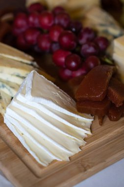 Ahşap bir masa üzerine Peynir tabağı