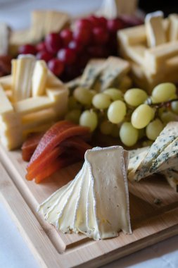 Ahşap bir masa üzerine Peynir tabağı
