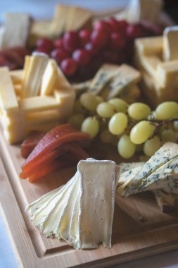 Ahşap bir masa üzerine Peynir tabağı