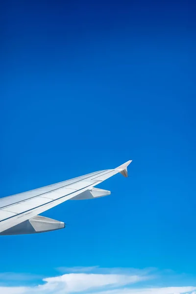 Вид на вікно крила літака — стокове фото