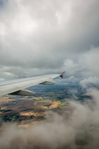 Літак летить над англійською сільською місцевістю — стокове фото