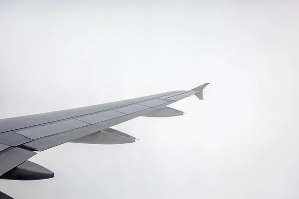 Вид на вікно крила літака — стокове фото