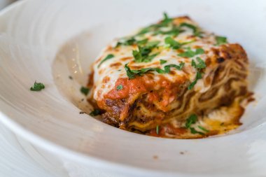 Lazanya lezzetli sığır eti dilim