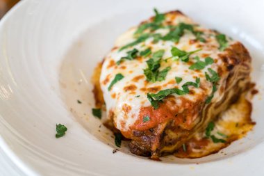 Lazanya lezzetli sığır eti dilim