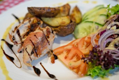 Pastırma tavuk göğsü yemek sarılmış