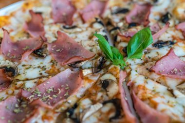 Gevrek jambon ve mantar pizza portre