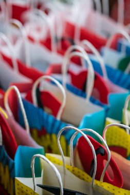 Satır renkli kağıt hediye çanta