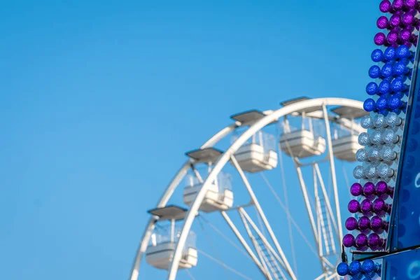 Karusellen rullar detalj mot blå himmel — Stockfoto