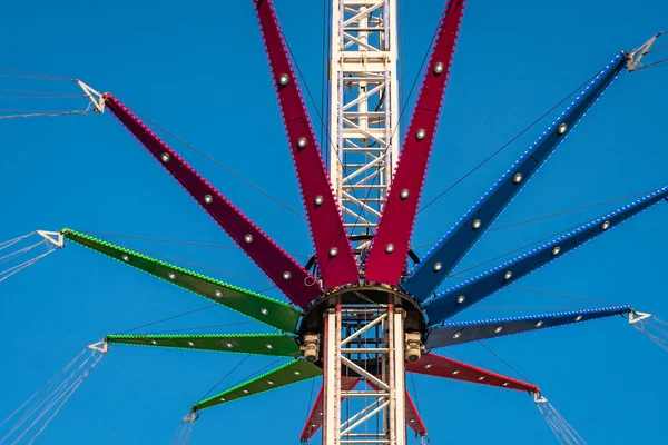Hög spännande karusell på en nöjesfält — Stockfoto