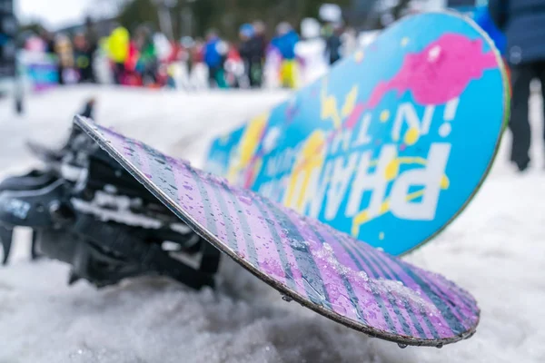 Coloridas tablas de snowboard en la nieve — Foto de Stock