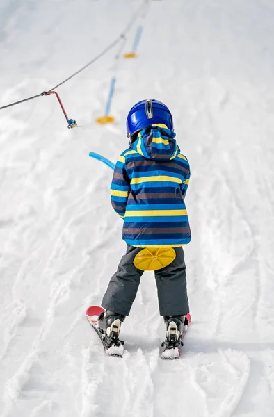 Piccolo sciatore tirato su dagli impianti di risalita — Foto Stock