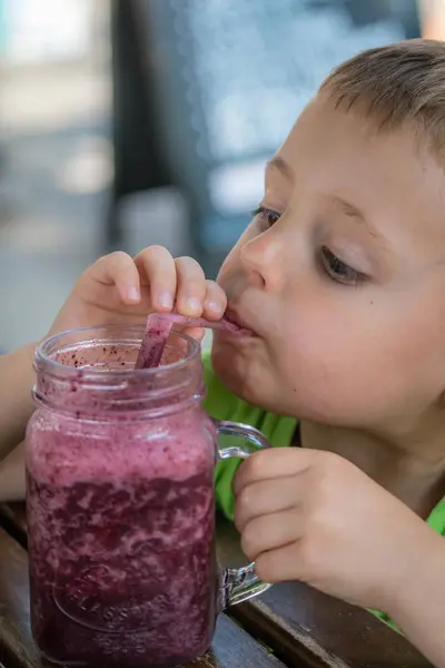 Çocuk yaz aylarında meyve smoothie içme — Stok fotoğraf