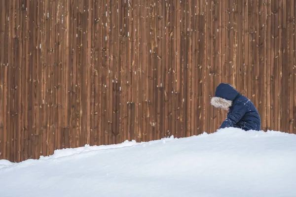 Το μικρό αγόρι που κάθεται σε ένα βαθύ χιόνι — Φωτογραφία Αρχείου