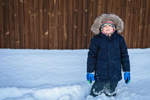 Ragazzino in piedi in una neve profonda — Foto Stock