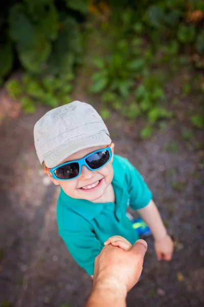 Mignon petit garçon tenant sa main de père — Photo