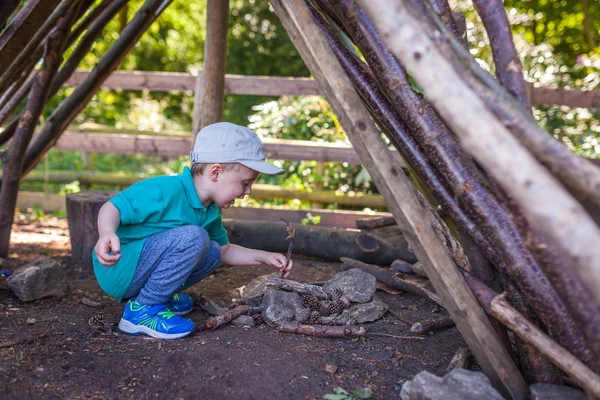 Petit garçon construisant un feu de camp — Photo