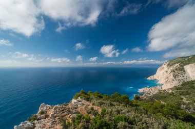 Shipwreck Cove yakınlarındaki kayalıkların görünümü