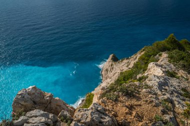 Shipwreck Cove yakınlarındaki kayalıklar ve torquoise suları