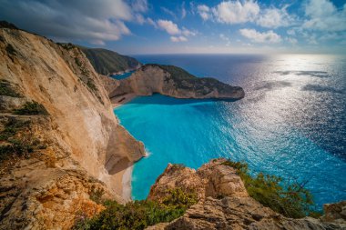 Shipwreck Koyu'ndaki kayalıkların çarpıcı manzarası 