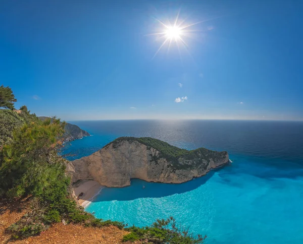 Sol brilhando sobre falésias em Shipwreck Cove — Fotografia de Stock