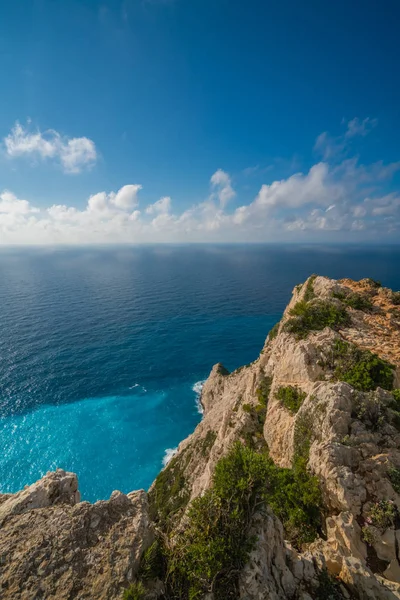 Βράχια και απόκρημνα νερά κοντά στον όρμο των ναυαγίων — Φωτογραφία Αρχείου