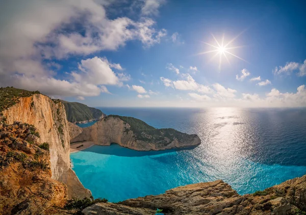 Gemi Enkazı Koyu'nda kayalıkların üzerinde parlayan güneş — Stok fotoğraf