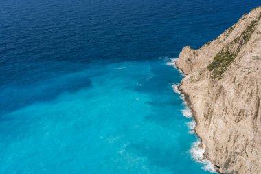 Shipwreck Cove yakınlarındaki kayalıkların görünümü