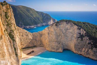 Shipwreck Koyu'ndaki kayalıkların çarpıcı manzarası 