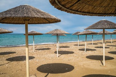 Tsilivi Plajı'nda güneşlikler