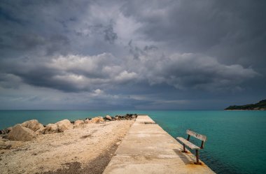 Beton iskelede boş ahşap bank