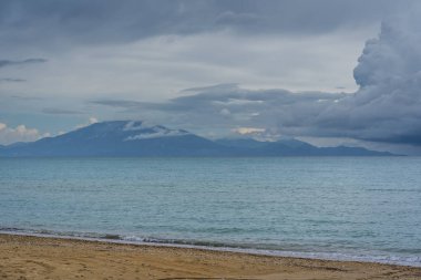 Tsilivi Plajı'nın geniş açılı görünümü