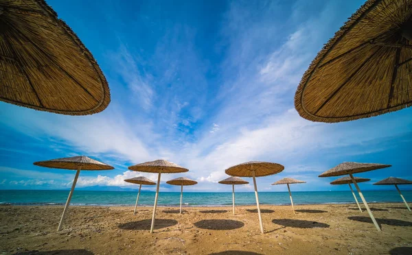 Sonnenschirme am Strand von Tsilivi — Stockfoto