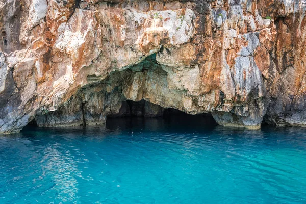 Agua turquesa bajo cuevas azules — Foto de Stock