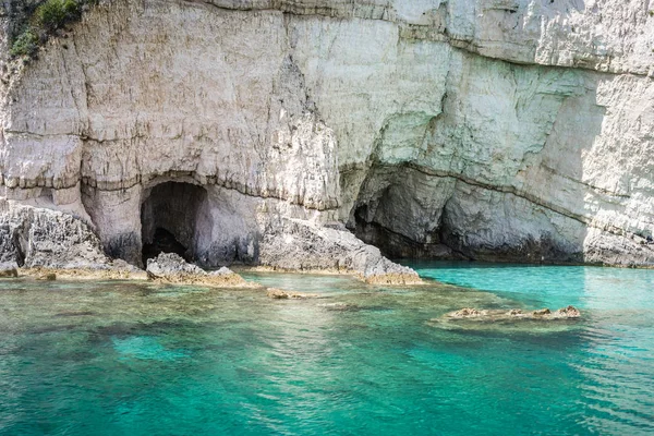 Agua turquesa bajo cuevas azules — Foto de Stock