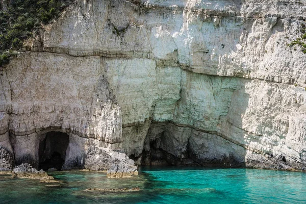 Agua turquesa bajo cuevas azules — Foto de Stock