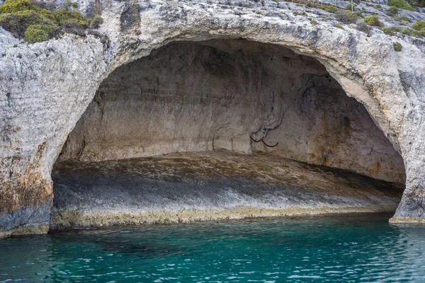 Entrada de arco de piedra a una de las muchas Cuevas Azules — Foto de Stock